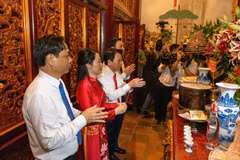 Lãnh đạo xã Hy Cương dâng hương tưởng niệm các Vua Hùng tại Đền Thượng. (Ảnh: Tạ Toàn/TTXVN)