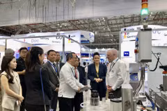 Đoàn doanh nghiệp tham quan gian hàng triển lãm. (Ảnh: Mỹ Phương/TTXVN.)
