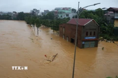 Nước sông Hiến lên rất nhanh, gây ngập lụt ở các vùng trũng. (Ảnh: Chu Hiệu/TTXVN)