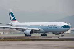 Một máy bay của Hãng Cathay Pacific tại sân bay quốc tế Hong Kong, Trung Quốc. (Ảnh: AFP/TTXVN)