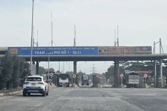 Trạm thu phí trên Quốc lộ 51, đoạn qua Đồng Nai, đã ngừng thu phí gần 3 năm qua nhưng đến nay vẫn chưa tháo dỡ. (Ảnh: Công Phong/TTXVN)