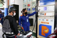 Mua, bán xăng tại điểm kinh doanh xăng dầu Petrolimex trên đường Trần Hưng Đạo, quận Hoàn Kiếm, Hà Nội. (Ảnh: Lê Đông/TTXVN)