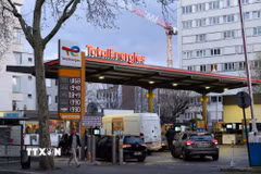 Bơm xăng cho các phương tiện tại một trạm xăng ở Paris, Pháp. (Ảnh: THX/TTXVN)