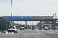 Trạm thu phí trên Quốc lộ 51, đoạn qua Đồng Nai, đã ngừng thu phí gần 3 năm qua nhưng đến nay vẫn chưa tháo dỡ. (Ảnh: Công Phong/TTXVN)