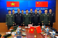 Đại úy Đặng Ánh Dương (đầu tiên, bên trái) cùng lãnh đạo Đồn Biên phòng Cửa khẩu quốc tế Thanh Thủy tham gia hội đàm định kỳ với lực lượng quản lý bảo vệ biên giới của Trung Quốc. (Ảnh: TTXVN phát)