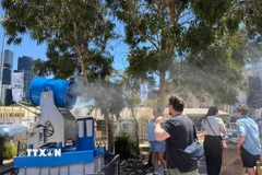Quạt phun hơi sương để giảm nhiệt trên đường phố tại Melbourne, Australia, ngày 7/1/2026. (Ảnh: THX/TTXVN)