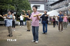 Người cao tuổi tập thể dục tại Tokyo, Nhật Bản. (Ảnh: AFP/TTXVN)