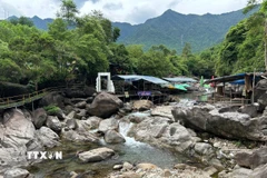 Các bãi tắm tại khu du lịch sinh thái Suối Tiên được dựng lên bằng các thanh sắt, lều bạt tạm ở ven suối, nơi du khách sử dụng dịch vụ nghỉ ngơi và ăn uống. (Ảnh: Văn Dũng/TTXVN)