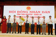 Lãnh đạo tỉnh Thái Nguyên tặng hoa chúc mừng tân Phó chủ tịch UBND tỉnh mới được bầu tại Kỳ họp. (Ảnh: Hoàng Nguyên/TTXVN)