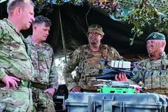 Binh sỹ Anh đang cầm một chiếc máy bay không người lái được in 3D.. (Ảnh: Quân đội Anh)