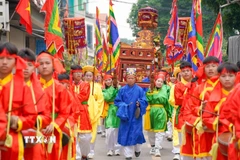 Nghi thức rước văn từ đình làng về Lăng thờ thân phụ, thân mẫu Chử Đồng Tử… (Ảnh: Khánh Hòa/TTXVN)