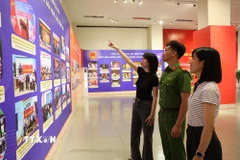 Thế hệ trẻ Đắk Lắk tìm hiểu về hành trình phát triển của Quốc hội Việt Nam qua các thời kỳ, gắn với dấu ấn của tỉnh. (Ảnh: Nguyên Dung/TTXVN)