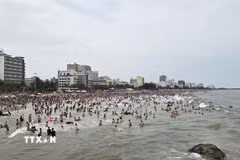 Biển Sầm Sơn chiều 30/4. (Ảnh: Hoa Mai/TTXVN)