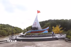Biểu tượng con tàu tại Khu du lịch Mũi Cà Mau. (Ảnh: Tuấn Phi/TTXVN)