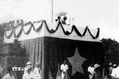 Sáng 2/9/1945, tại Quảng trường Ba Đình lịch sử, Chủ tịch Hồ Chí Minh đọc Tuyên ngôn Độc lập, khai sinh nước Việt Nam Dân chủ Cộng hòa, khẳng định trước quốc dân đồng bào và toàn thế giới: “Nước Việt Nam có quyền hưởng tự do và độc lập, và sự thực đã thành một nước tự do và độc lập. Toàn thể dân Việt Nam quyết đem tất cả tinh thần và lực lượng, tính mệnh và của cải để giữ vững quyền tự do và độc lập ấy”. (Ảnh: TTXVN)