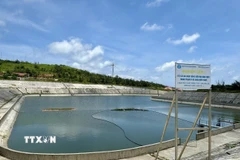 Hồ chứa nước ngọt có dung tích khoảng 45.000m3, lấy từ nguồn nước mưa thu hồi từ trên đồi xuống hồ chứa. (Ảnh: Minh Huệ/TTXVN)