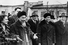 Chủ tịch Hồ Chí Minh thăm nhà máy Uralmash (thành phố Sverdlovsk) trong chuyến thăm hữu nghị chính thức Liên Xô, tháng 7/1955. (Ảnh: Tư liệu/TTXVN phát)