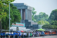 Đông đảo người dân và du khách vào Lăng viếng Chủ tịch Hồ Chí Minh, sáng 17/5. (Ảnh: Hoàng Hiếu/TTXVN)