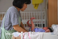 Nhân viên chăm sóc trẻ sơ sinh tại Nhà thờ cộng đồng Jusarang ở phía Nam Seoul, Hàn Quốc. (Ản minh họa. AFP/TTXVN)