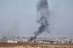Khói bốc lên sau đòn không kích của Israel xuống Dải Gaza ngày 16/5/2025. (Ảnh: THX/TTXVN)