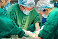 Bác sỹ Khoa Sản, Bệnh viện đa khoa Bình Dương, tiến hành mổ lấy thai cho sản phụ. (Ảnh: Bệnh viện cung cấp)