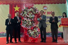 Ông Lê Hoài Trung, Bí thư Trung ương Đảng tặng hoa, quà cho đại diện tổ dân phố. (Ảnh: Báo Nhân Dân)