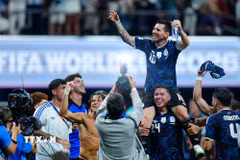 Niềm hạnh phúc của Messi (phía trên) khi lập cú đúp kiến tạo để đồng đội ghi bàn, giành chiến thắng ngược dòng ngoạn mục 2-1 trước tuyển Anh. (Ảnh: THX/TTXVN phát)