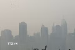 Trung tâm Manhattan chìm trong khói mù nhìn từ phía Brooklyn. (Ảnh: Thanh Tuấn/TTXVN)