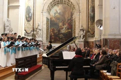 Hợp ca Quê hương biểu diễn tại Festival Hợp ca Quốc tế Paris lần thứ 28 tại nhà thờ Saint Roch. (Ảnh: Đào Dũng/TTXVN)
