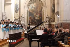 Hợp ca Quê hương biểu diễn tại Festival Hợp ca Quốc tế Paris lần thứ 28 tại nhà thờ Saint Roch. (Ảnh: Đào Dũng/TTXVN)