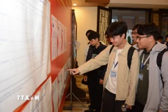 Sinh viên Trường Đại học Y-Dược (Đại học Huế) xem danh sách đại biểu trước bầu cử. (Ảnh: Văn Dũng/TTXVN)