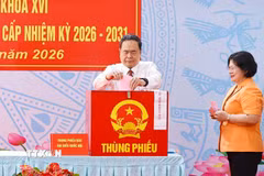 Chủ tịch Quốc hội Trần Thanh Mẫn bỏ phiếu bầu cử tại Khu vực bỏ phiếu số 14 Trường THCS Đỗ Văn Dậy, xã Hóc Môn, Thành phố Hồ Chí Minh. (Ảnh: Doãn Tấn/TTXVN)