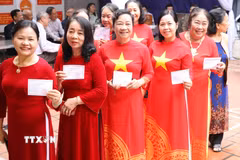 Các cử tri phường Hoa Lư, tỉnh Ninh Bình, đến bỏ phiếu tại Khu vực bỏ phiếu số 27. (Ảnh: Hải Yến/TTXVN)