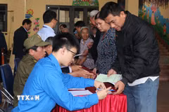 Hướng dẫn cử tri bầu cử tại khu vực bầu cử 2, phường Hồng Châu (tỉnh Hưng Yên). (Ảnh: Nguyễn Công Hải/\TTXVN)