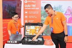 Doanh nghiệp giới thiệu các giải pháp, thiết bị và dịch vụ thông minh giúp kết nối và tự động hóa điều khiển các thiết bị trong ngôi nhà tại một sự kiện khoa học-công nghệ được tỉnh Khánh Hòa tổ chức. (Ảnh: Nguyễn Thành/TTXVN)