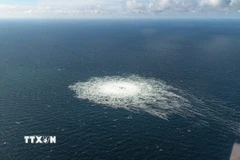 Hiện trường rò rỉ đường ống dẫn khí đốt Dòng chảy phương Bắc dưới biển Baltic thuộc hải phận Đan Mạch. (Ảnh: THX/TTXVN)