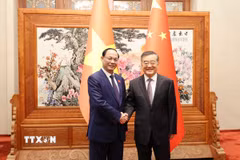 Phó Chủ tịch Quốc hội Trần Quang Phương (trái) và Phó Ủy viên trưởng Nhân đại toàn quốc Trung Quốc Trương Khánh Vĩ. (Ảnh: Công Tuyên/TTXVN)