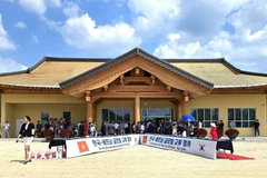 Mặt tiền của Tòa nhà Trung tâm cộng đồng trong Làng Việt Nam ở huyện BongHwa (Hàn Quốc). (Ảnh: Đức Thắng/TTXVN)