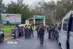 Cảnh sát được triển khai tại trường học Patong Prathankiriwat ở huyện Hat Yai, tỉnh Songkhla, Thái Lan, sau khi xảy ra vụ nổ súng ngày 11/2/2026. (Ảnh: THX/TTXVN)