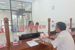 Người dân đến nộp hồ sơ trong ngày vận hành thử nghiệm chính quyền hai cấp cấp xã, phường tại phường Pleiku, Gia Lai. (Ảnh: Hồng Điệp/TTXVN)