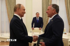 Tổng thống Nga Vladimir Putin (trái) và đặc phái viên của Tổng thống Mỹ Donald Trump, ông Steve Witkoff (phải) tại cuộc gặp ở Moskva ngày 6/8/2025. (Ảnh: THX/TTXVN)