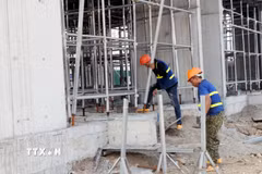 Thi công xây dựng nhà ở xã hội. (Ảnh: Nguyễn Chinh/TTXVN)