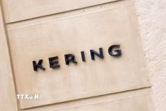 Biểu tượng của Tập đoàn Kering tại trụ sở hãng ở Paris, Pháp. (Ảnh: Reuters/TTXVN)