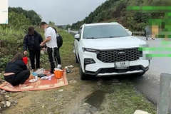 Dừng xe trải chiếu ngồi ăn cơm trên cao tốc Nội Bài-Lào Cai, chủ xe bị phạt 13 triệu đồng