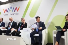 Giáo sư, Viện sỹ Lê Trường Giang (thứ hai từ phải qua) đóng góp ý kiến. (Ảnh: Tâm Hằng/TTXVN)