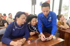 Đoàn viên thanh niên xã Điền Xá hướng dẫn cho người dân các tiện ích số. (Ảnh: Cổng Thông tin điện tử tỉnh Quảng Ninh)