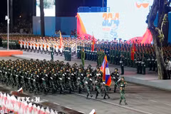 Lực lượng Quân đội Vũ trang Lào tham gia lễ sơ duyệt kỷ niệm 50 năm Ngày Giải phóng miền Nam thống nhất đất nước. (Ảnh: Thanh Vũ/TTXVN)