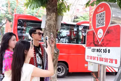 Du khách quét QR tại Km0 Hà Giang tìm hiểu thông tin du lịch. (Ảnh: Đức Thọ/TTXVN)