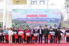 Biên phòng Sơn La tặng 300 suất quà cho nhân dân có hoàn cảnh khó khăn