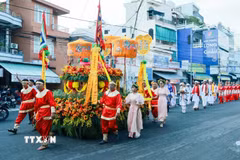 Người dân và du khách theo dõi Lễ rước nước trong không khí trang nghiêm tại phường Bắc Nha Trang. (Ảnh: Đặng Tuấn/TTXVN)